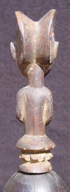 calebasse africaine de l'etnie Zande décorée de perles vue de profil