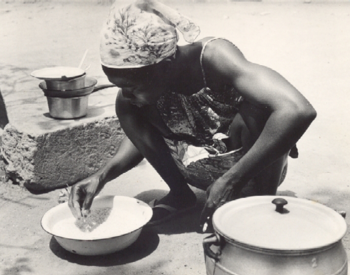femme ashanti dans sa cuisine en plein air - bobo-dioulasso - burkina faso