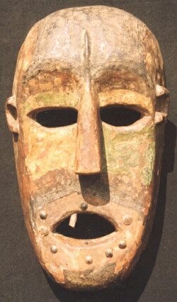 Masque africain Ethnie Sumbwa (TANZANIE) Bois - Métal -- Pigments - 30 cm